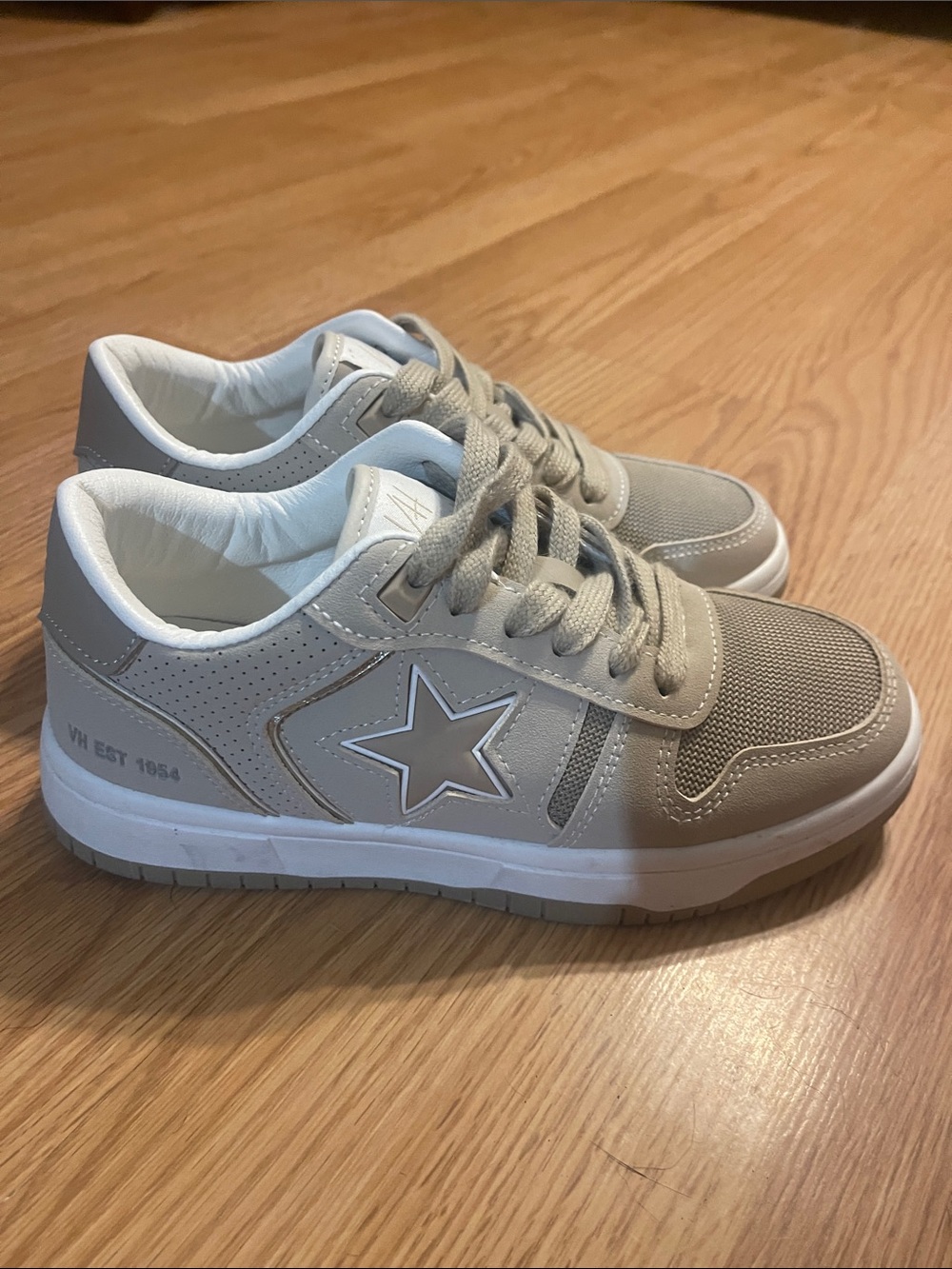 Women’s Beige Star Accent Sneakers - Casual Lace-Up Shoes